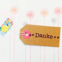 Holzstempel mit dem Schriftzug "Danke" in Schreibmaschinen-Schrift.