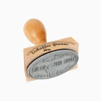 Ovaler Holzstempel mit den Abmessungen 60 x 40 mm.