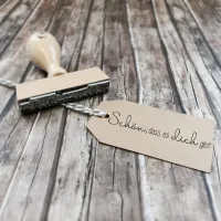 Holzstempel mit dem Schriftzug "Schön, dass es Dich gibt".