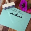 Holzstempel mit Silhouette einer Stadt