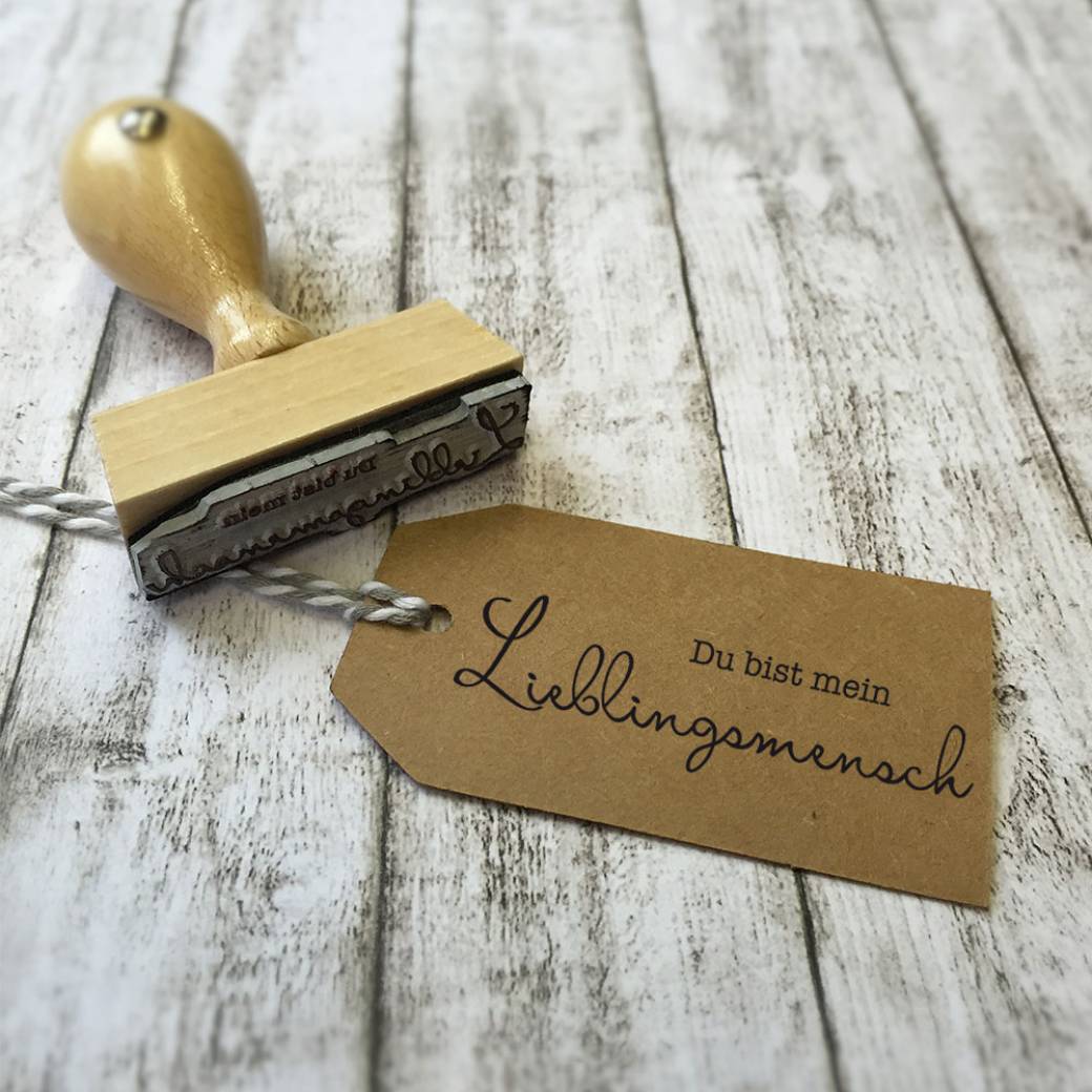 Holzstempel mit der Aufschrift "Lieblingsmensch"