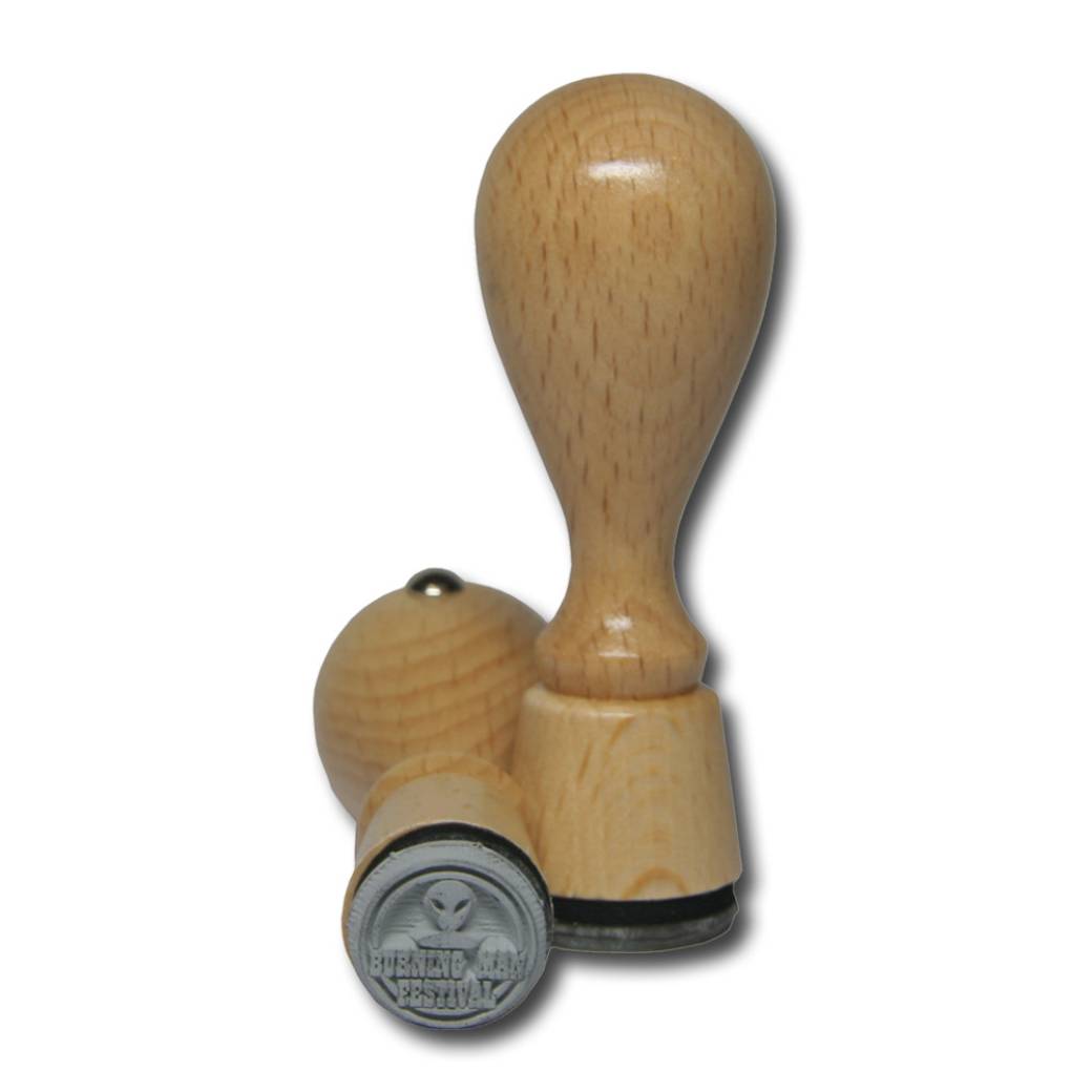 Runder Holzstempel mit einem Durchmesser von 15 mm. Runder Holzstempel mit einem Durchmesser von 15 mm.