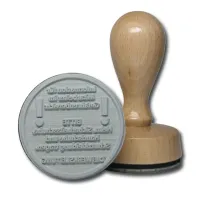 Runder Holzstempel mit einem Durchmesser von 50 mm. Runder Holzstempel mit einem Durchmesser von 50 mm.