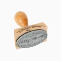 Ovaler Holzstempel mit den Abmessungen 60 x 40 mm.