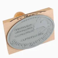 Ovaler Holzstempel mit den Maßen 110 x 80 mm.