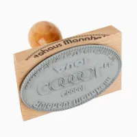 Ovaler Holzstempel in der Größe 100x70 mm.